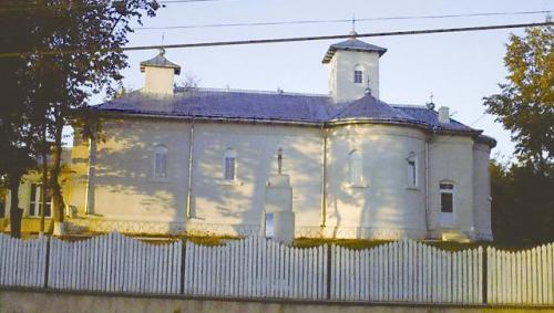 Biserica - vedere exterioară